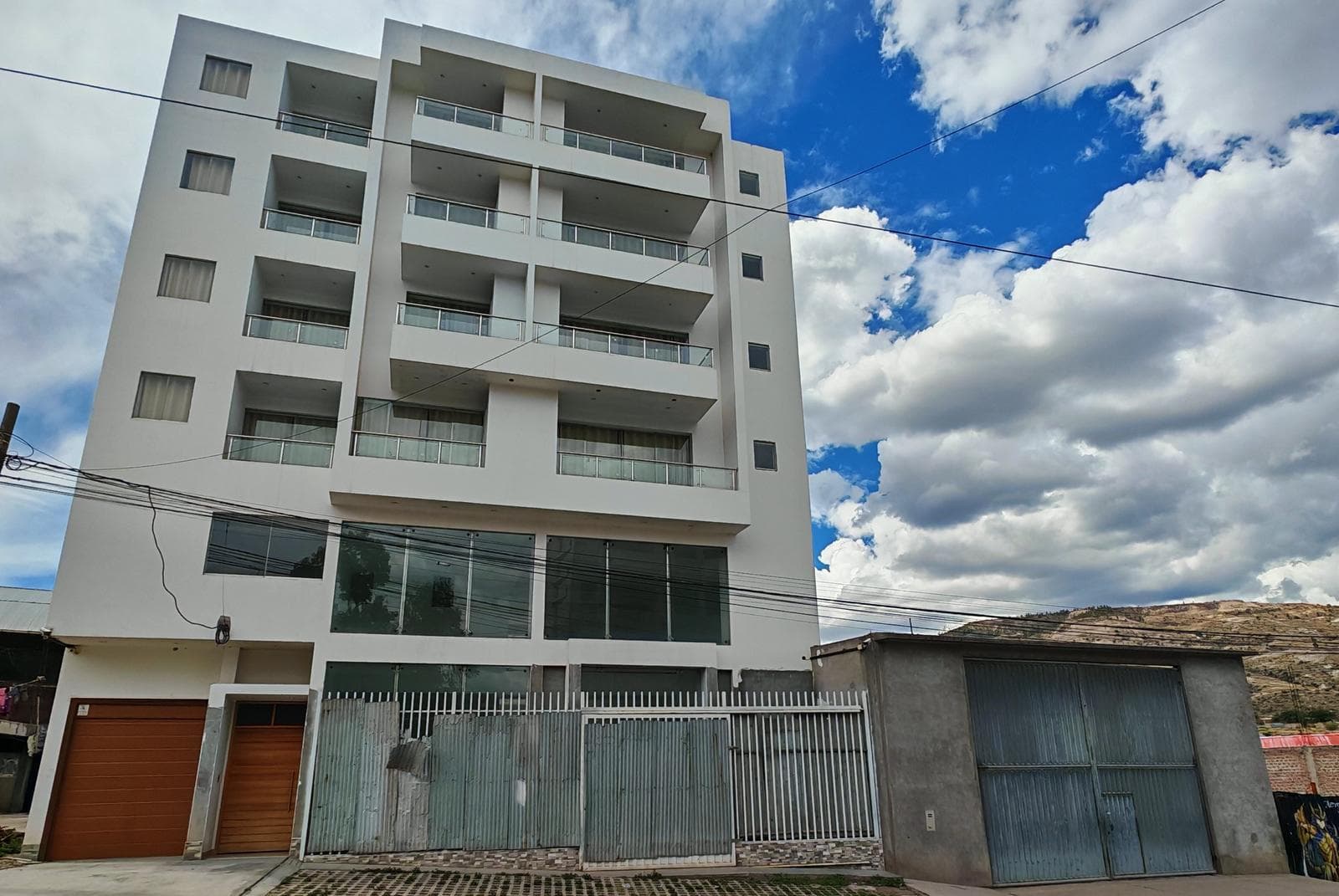 ALQUILER DE EDIFICIO HOTELERO DE 6 PISOS EN CARRETERA AYACUCHO-HUANTA - LISTO PARA OPERAR - 1