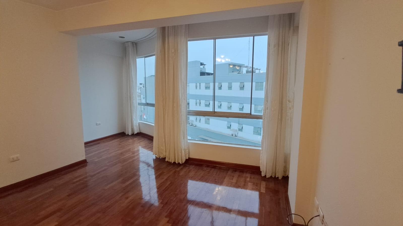 Alquilo Lindo y Amplio Departamento con Cochera en San Borja - 2