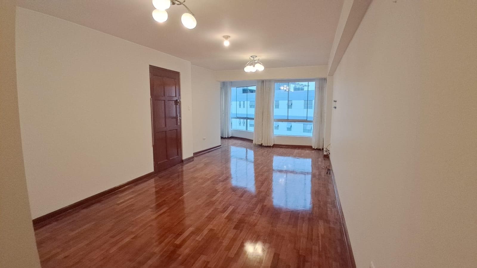 Alquilo Lindo y Amplio Departamento con Cochera en San Borja - 1