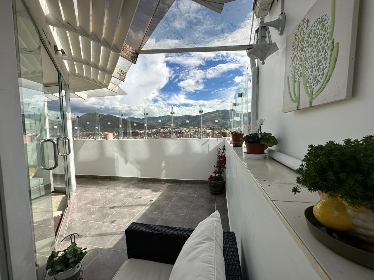 SE ALQUILA AMPLIO DUPLEX EN URB. SANTA MÓNICA - AMOBLADO O SIN AMOBLAR - 2