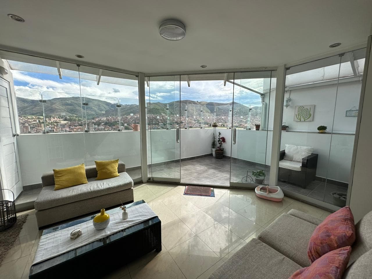 SE ALQUILA AMPLIO DUPLEX EN URB. SANTA MÓNICA - AMOBLADO O SIN AMOBLAR - 1