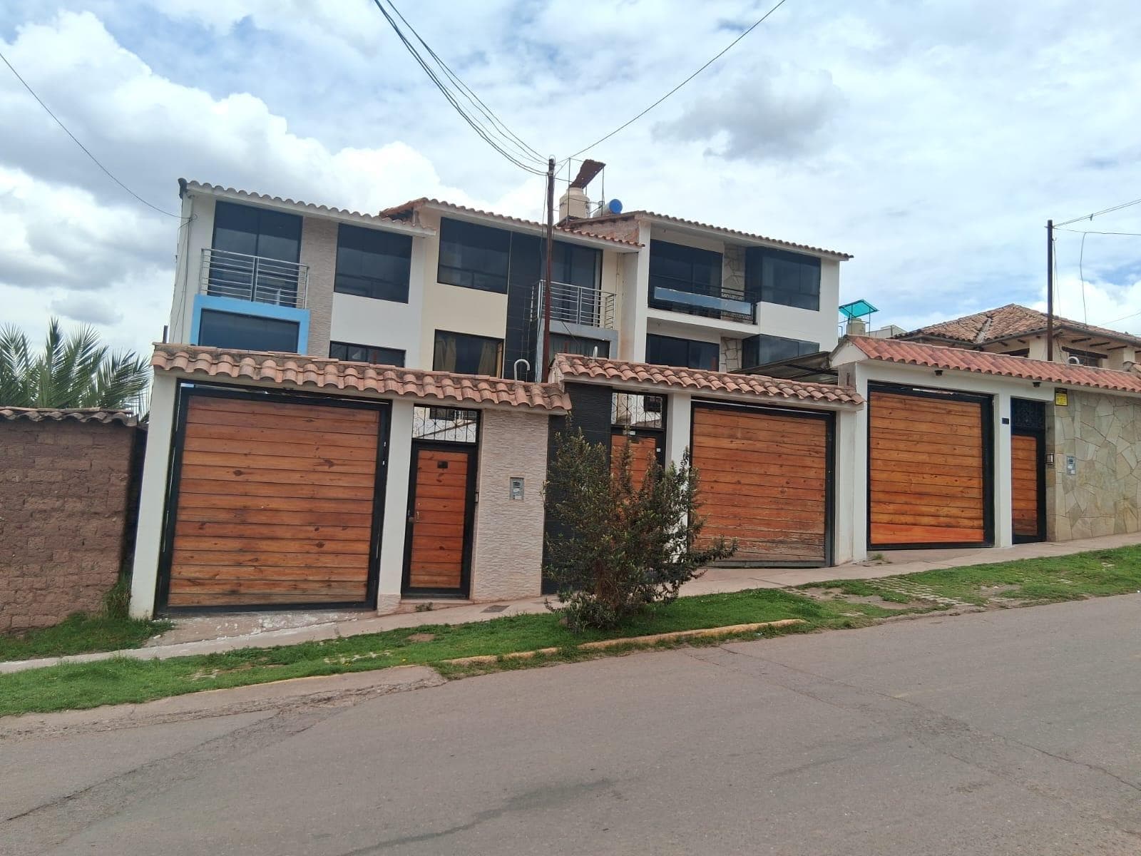 CASA EN VENTA DE 3 PISOS EN DETRAS DEL TEMPLO DE SANTA RITA - LARAPA - 1