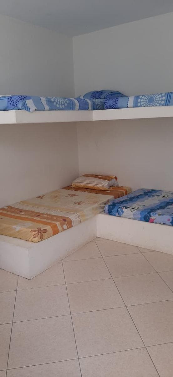 Casa en Venta 200m2-6 Hab.-4 Baños - 3 Estacion.-Piscina- Jardín- Parrilla- Terraza - 2