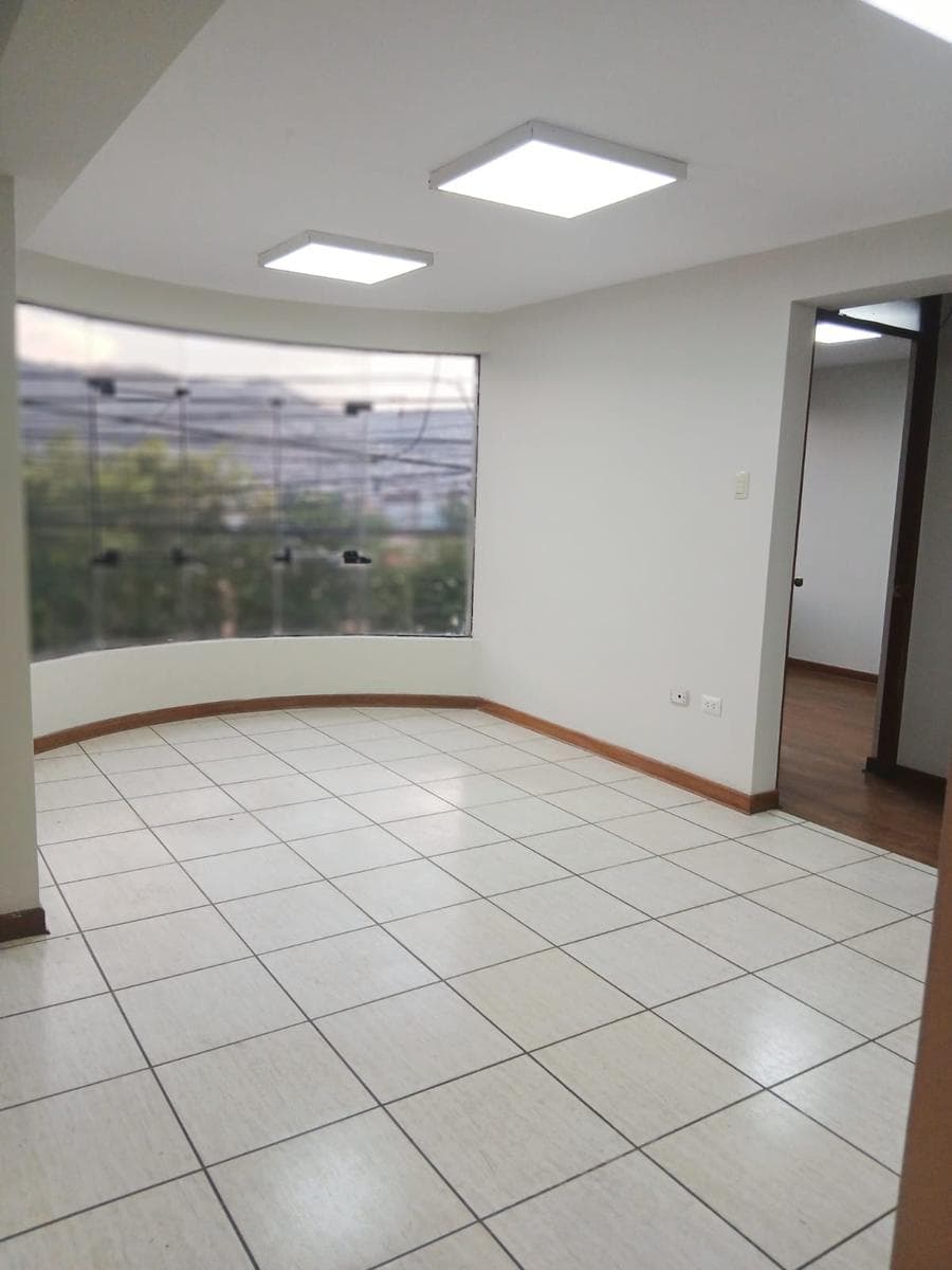 SE ALQUILA OFICINA COMERCIAL EN COLLASUYO A 2 PARADEROS DE REAL PLAZA - 1