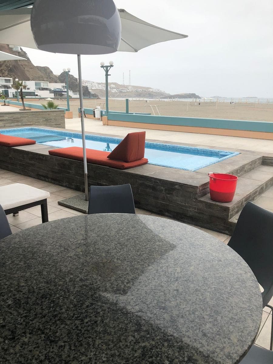 Casa en 1ra fila con piscina y a pasos de la playa - 2
