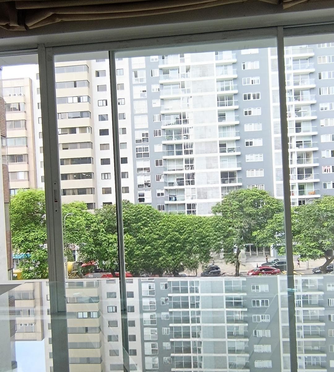 OFICINA CON ESTACIONAMIENTO EN EL CORAZÓN DE MIRAFLORES - 1