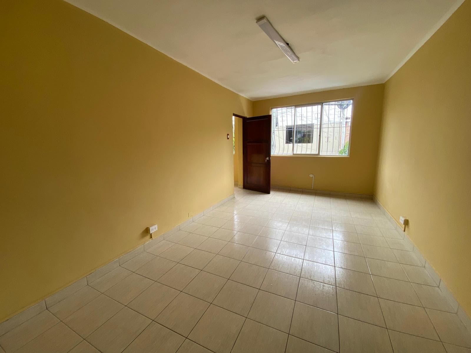 Alquilo amplia oficina de dos pisos en Surquillo - 1