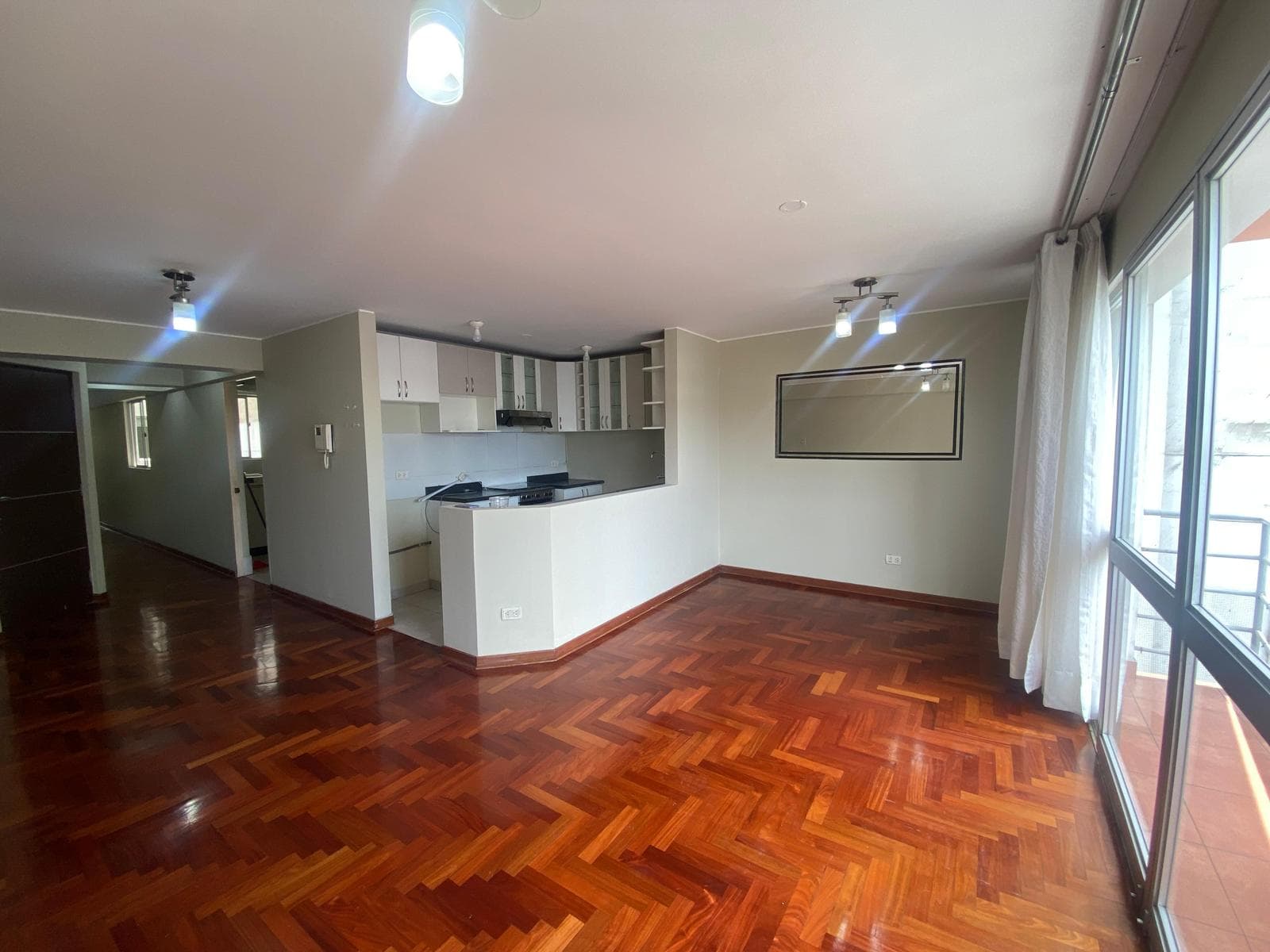 Alquilo amplio departamento de 3 dormitorios con estacionamiento y depósito en Jesús María - 2