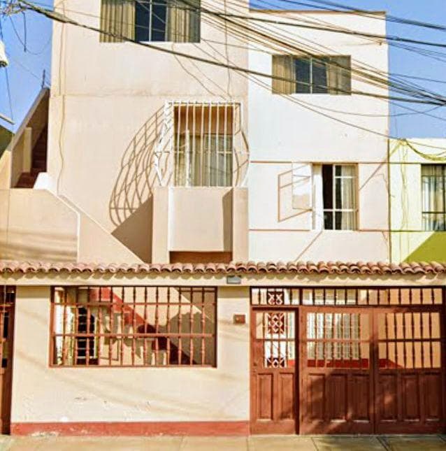 CASA DE 3 PISOS /COCHERA - 1