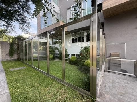 Dpto en alquiler de 2 dormitorios, 2 cocheras, terraza, línea blanca y salida a parque - 1