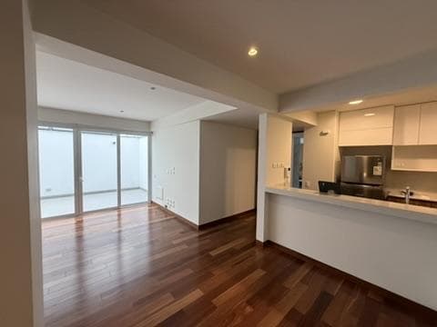 Dpto en alquiler de 2 dormitorios, 2 cocheras, terraza, línea blanca y salida a parque - 2