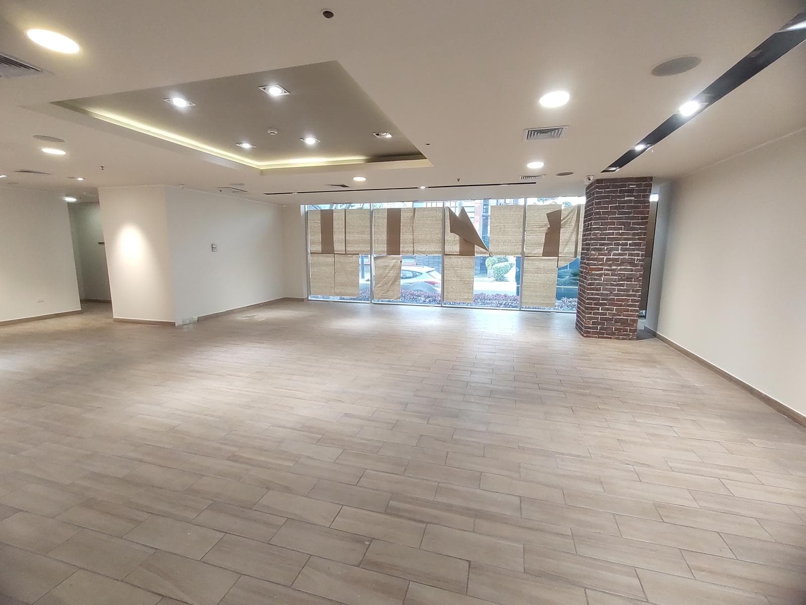 Local comercial en alquiler en Av. Conquistadores zona Golf en esquina - 307 m2 - 2