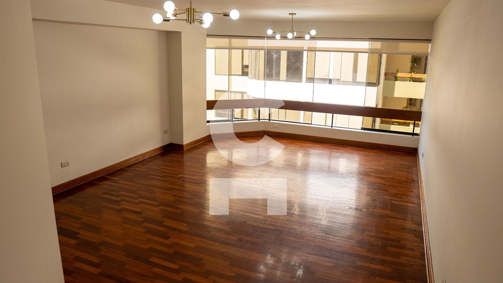 Amplio Departamento de 3 Dormitorios con Cochera en San Isidro- Zona Residencial, Excelente Acceso - 1