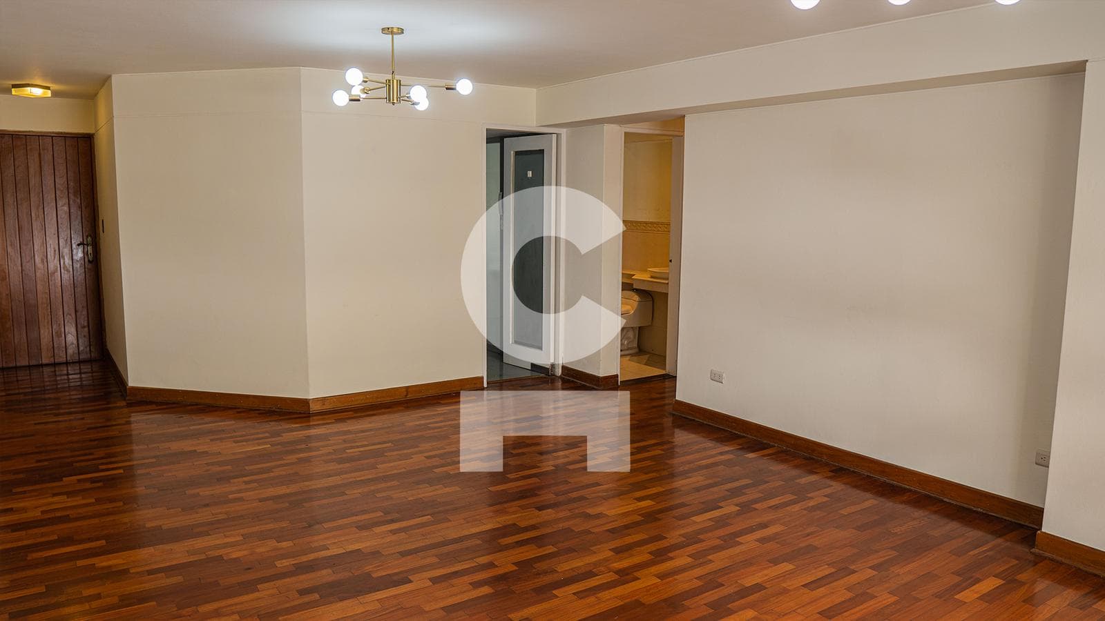 Amplio Departamento de 3 Dormitorios con Cochera en San Isidro- Zona Residencial, Excelente Acceso - 2