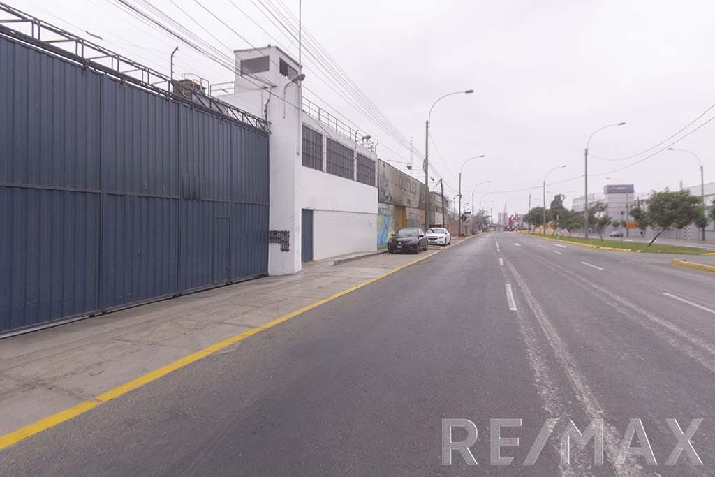 Local Comercial de 2,000 mt ubicado en la cuadra 24 de la Av. Venezuela - 1